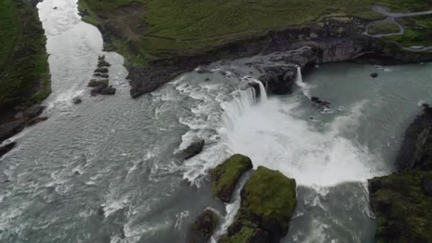 Беспилотник Пролетает Над Большим Циркулирующим Водопадом Камерой Наклоненной Вниз Исландии — стоковое видео