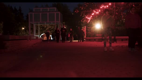 Низькі Статичні Зйомки Знімають Людей Які Залишають Сцену Рефлектора Малмі — стокове відео