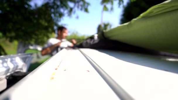Εγκατάσταση Ενός Μεγάλου Σκάφους Surf Στην Οροφή Του Van Ζωή — Αρχείο Βίντεο