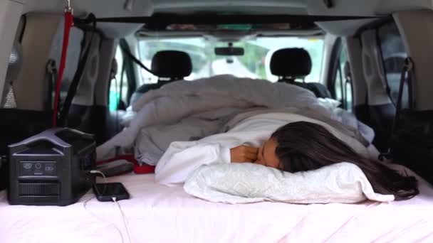Mieszane Rasa Kobieta Śpi Sam Samochód Camper Van Życia Vanlife — Wideo stockowe
