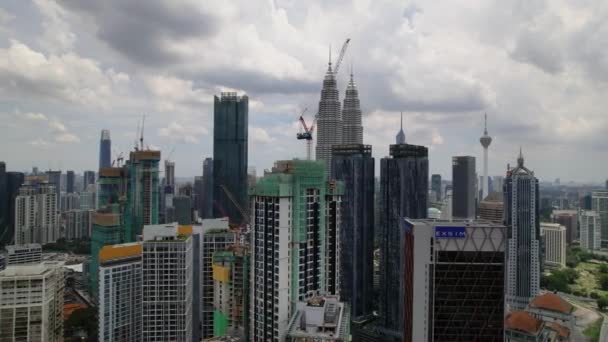 Современный Горизонт Небоскребами Куала Лумпуре Малайзия Полет Дрона Слева Направо — стоковое видео