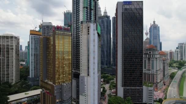 Kuala Lumpur Malasia Rascacielos Rascacielos Drone Ascendiendo Revelando Torres Petronas — Vídeo de stock