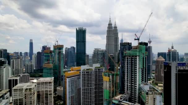 Skyline Kuala Lumpur Malasia Drone Tiro Hacia Atrás Con Los — Vídeos de Stock