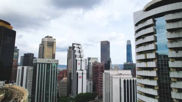 Skyline Kuala Lumpur Drone Ascendente Revelando Menara Aia Edificio — Vídeo de stock