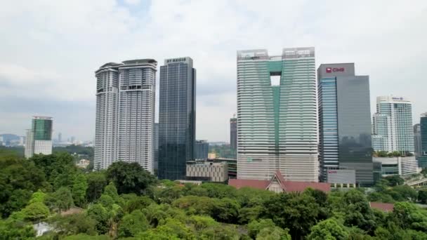 말레이시아의 콸라룸푸르 아름다운 건물의 외관을 사진입니다 기업의 드론을 포착되었습니다 — 비디오