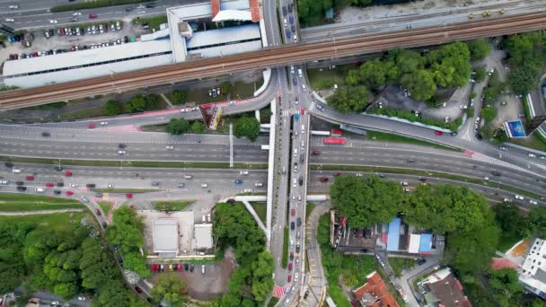 在吉隆坡的高速公路混乱中 空中无人机鸟瞰着马来西亚的交通 白天在路上和桥上开车 — 图库视频影像