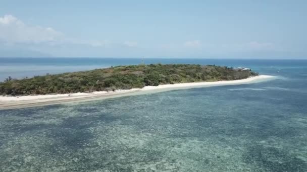 无人机向热带岛屿飞去 岛上有白色沙滩和蓝色珊瑚礁水 — 图库视频影像
