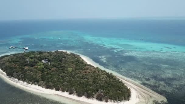Drone Aéreo Sobre Pequena Ilha Floresta Tropical Torno Recife Azul — Vídeo de Stock