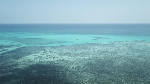 Büyük Set Resifi Nin Etrafında Tropik Açık Mavi Sularda Tekneleri — Stok video