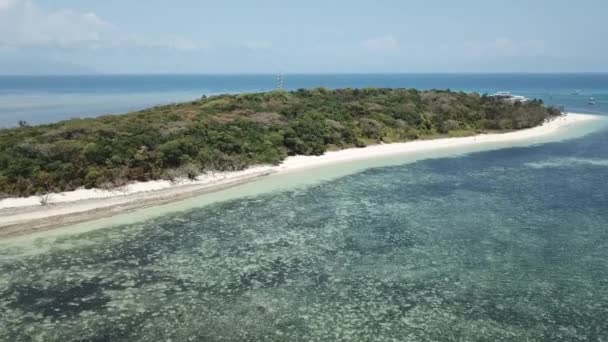 Drone Aéreo Inclinando Para Uma Praia Areia Branca Uma Ilha — Vídeo de Stock