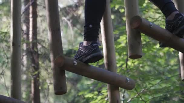 Homem Está Subindo Cuidadosamente Escada Parque Corda Floresta Close — Vídeo de Stock