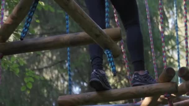 Человек Осторожно Взбирается Деревянным Лестницам Веревочном Парке Замедленный Крупным Планом — стоковое видео