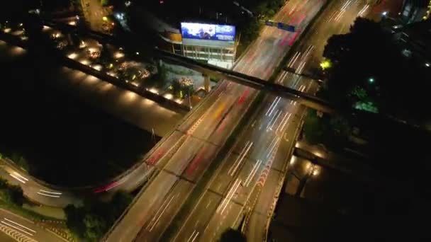 马来西亚吉隆坡的高角度后向移动镜头 夜间在一个交叉口发生脱落下来 — 图库视频影像