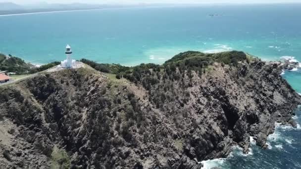 Drone Κεραία Πηγαίνει Από Φάρο Όμορφο Γαλάζιο Ωκεανό Ένα Τηγάνι — Αρχείο Βίντεο
