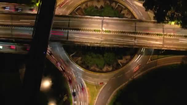 マレーシアのクアラルンプールの夜の高速道路と環状交差点での都市交通 空中高架橋 — ストック動画