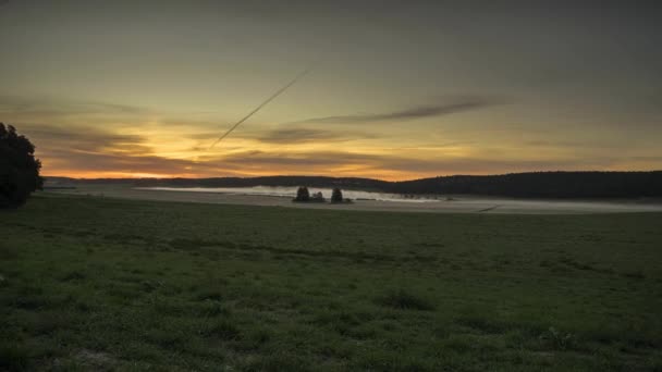 Lapso Tempo Nascer Sol Sobre Campo Com Lago Envolto Nevoeiro — Vídeo de Stock