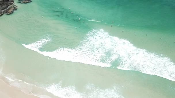 Повітряний Дрон Над Красивою Блакитною Водою Групою Серферів Ловить Хвилі — стокове відео