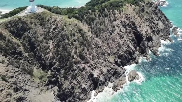 Drone Aérea Sobre Agua Azul Hermosa Panorámica Hasta Mostrar Faro — Vídeos de Stock