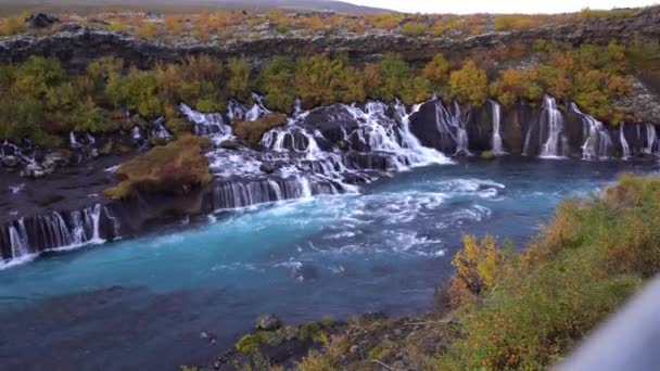 Islandia Malowniczy Krajobraz Sezonie Jesiennym Hraunfossar Wodospad Słynny Turystycznym Miejscu — Wideo stockowe