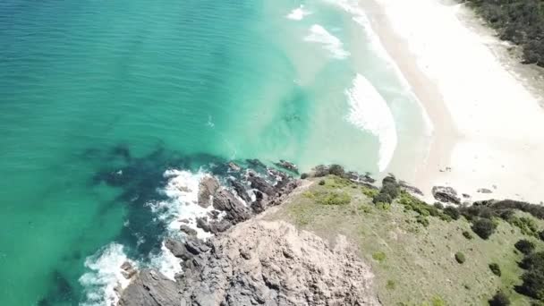 Drone Panela Aérea Até Mostrar Longo Trecho Água Azul Bonita — Vídeo de Stock