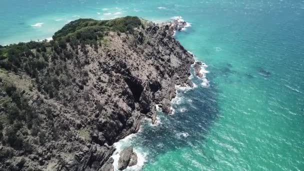 在水晶般清澈美丽的蓝水的悬崖上 架起了无人驾驶飞机 — 图库视频影像