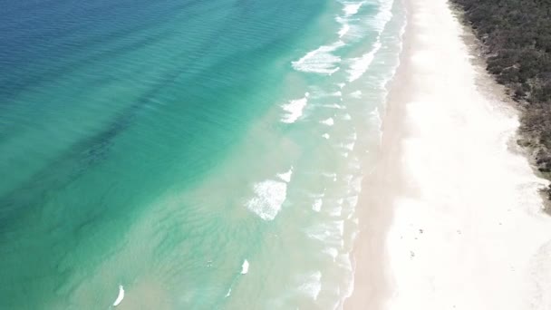 Drone Aérea Panning Para Baixo Para Bela Praia Azul Com — Vídeo de Stock