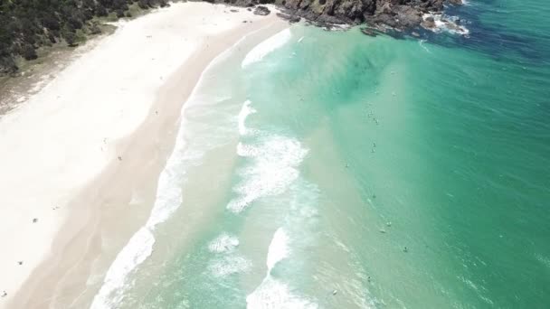Aeronave Drone Com Pan Lento Com Surfistas Oceano Azul Limpo — Vídeo de Stock