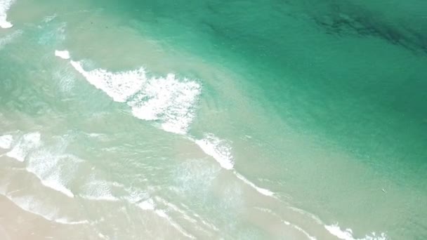 Drone Εναέρια Panning Επάνω Από Την Όμορφη Μπλε Παραλία Λευκή — Αρχείο Βίντεο