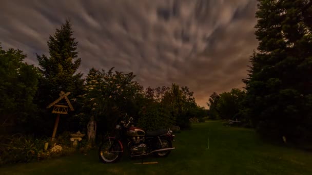 Zeitraffer Des Nachthimmels Mit Bewegten Wolken Schatten Vom Mondlicht Garten — Stockvideo