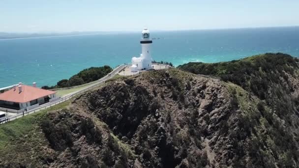 Drone Antenne Zoom Vuurtoren Door Een Prachtige Blauwe Oceaan Zomer — Stockvideo