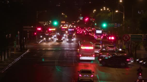 Pracowity Ruch Uliczny Nocy Tajpej Samochodami Autobusami Włączonymi Światłami Podczas — Wideo stockowe