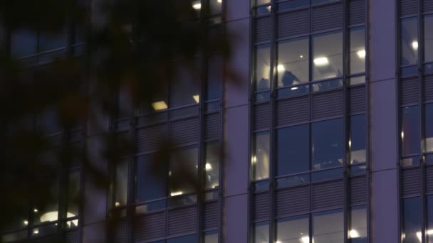 Стеклянное Здание Ночью Тайбэе Включенным Светом Офисах Силуэтами Сотрудников Работающих — стоковое видео