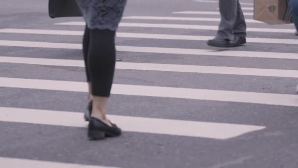 缓慢的运动 台北市中心行人过路时 小腿和地面上的条纹都很低 — 图库视频影像