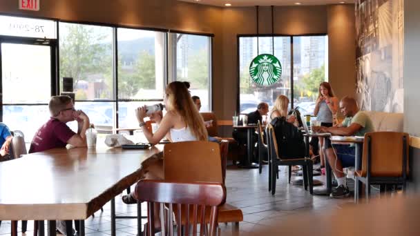 Μια Πλευρά Των Ανθρώπων Που Πίνουν Καφέ Μέσα Starbucks Κατάστημα — Αρχείο Βίντεο