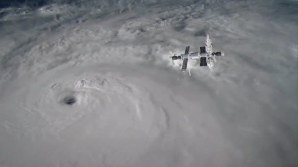 Estación Espacial Mir Orbitando Planeta Tierra Sobre Huracán — Vídeos de Stock
