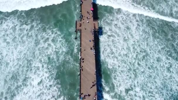 Okyanus Kıyısındaki Iskele Alçak Gelgitte — Stok video