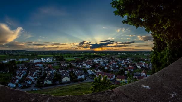 Zeitraffer Sonnenuntergang Über Der Stadt Mit Wolken Und Sonnenstrahlen — Stockvideo