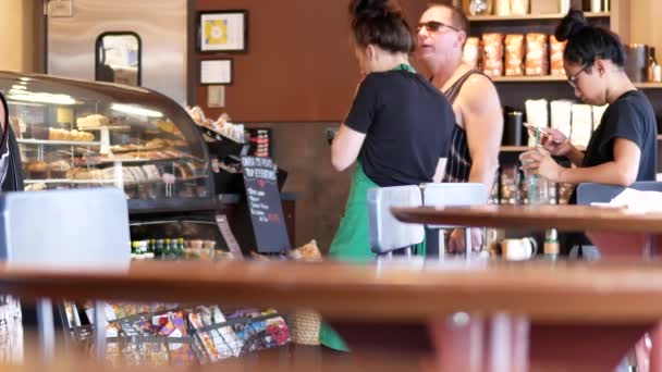 Moção Barista Tomar Uma Ordem Para Cliente Uma Loja Starbucks — Vídeo de Stock