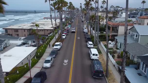 Auto Rijdt Door Oceanside Strand — Stockvideo