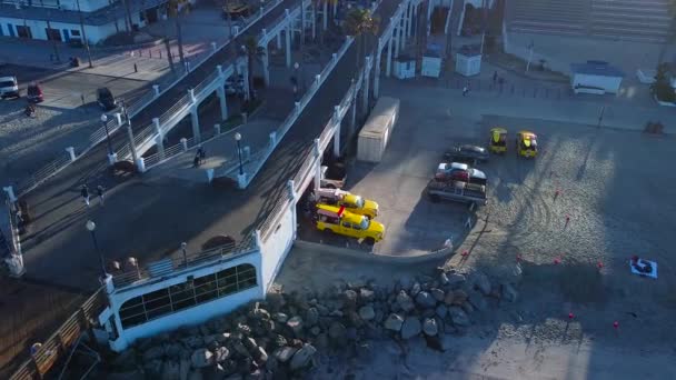Autos Der Seebrücke Meer Vor Geparkten Rettungsschwimmern — Stockvideo