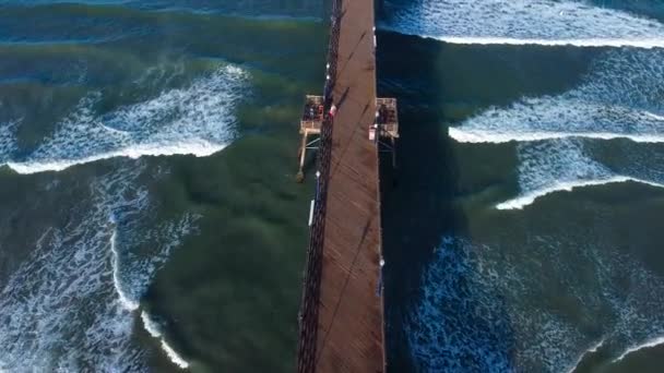 Píer Beira Mar Cima Água Azul Verde — Vídeo de Stock