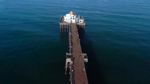 Cais Oceanside Volta Pan Rubys Inclinação Lenta Para Cima — Vídeo de Stock