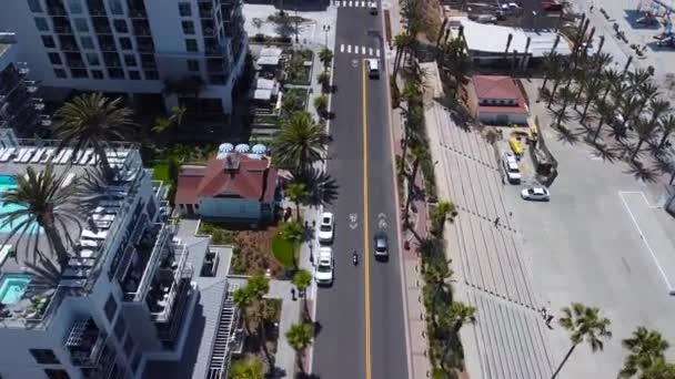 海滨的无人驾驶飞机沿着大路飞行 — 图库视频影像