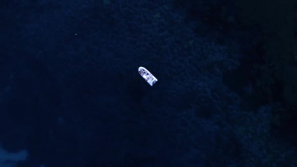 Ізольована Біла Яхта Припаркована Темно Синій Воді Острова Повітря Зверху — стокове відео
