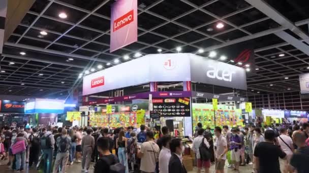 Μεγάλα Πλήθη Κινέζων Πελατών Λιανικής Περιηγούνται Και Αγοράζουν Μάρκες Lenovo — Αρχείο Βίντεο