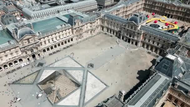 Camdan Piramidi Olan Louvre Müzesi Paris Yanlamasına Havadan Aşağıya — Stok video
