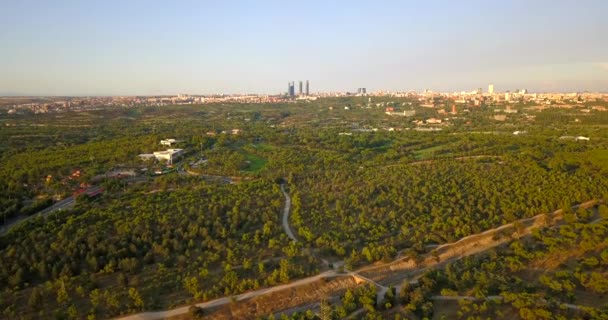 Drone Volando Hacia Las Torres Madrid Bosque Casa Campo Atardecer — Vídeo de stock