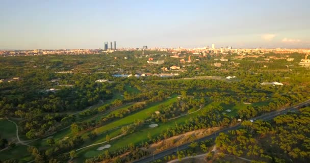 Boneca Aérea Voando Direção Cidade Madrid Acima Grande Campo Golfe — Vídeo de Stock