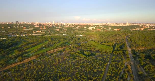 Vista Aérea Paisagem Urbana Madrid Longe Sobrevoando Floresta Casa Campo — Vídeo de Stock