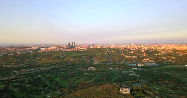 从空中俯瞰着马德里的四座塔楼 夕阳西下的天际 飞越高尔夫球场 — 图库视频影像